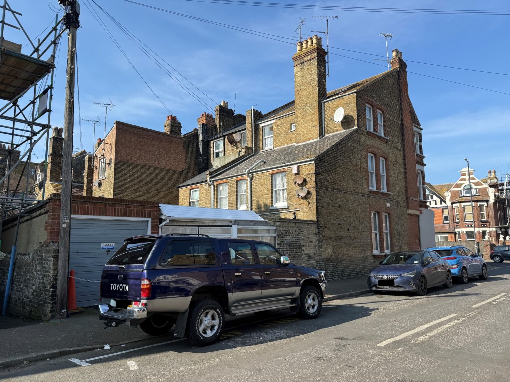 Lot: 100 - SUBSTANTIAL CORNER PROPERTY WITH POTENTIAL - Rear of property showing garage and carport